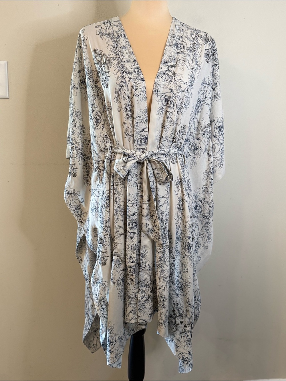 Tildon floral kimono robe coverup monochromatic cream black SZ M/L